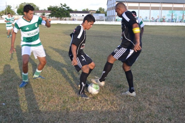 A disputa de bola durante uma das partidas