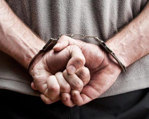 Polícia prende três pessoas acusadas de participação em crimes de homicídio e tráfico de drogas