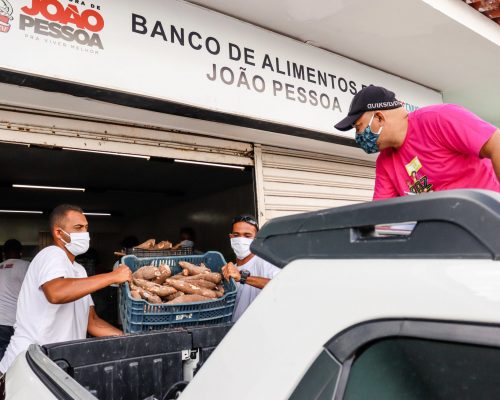 Ao lado Felipe Leitão, Cícero Lucena realiza doação de 8,5 toneladas de alimentos para instituições sociais, em João Pessoa
