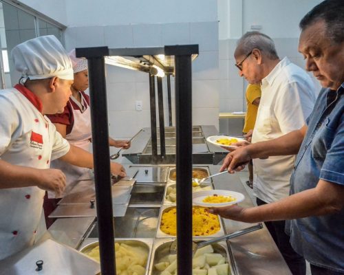 Cícero Lucena acompanha atendimento na Cozinha Comunitária e anuncia entrega de refeição extra