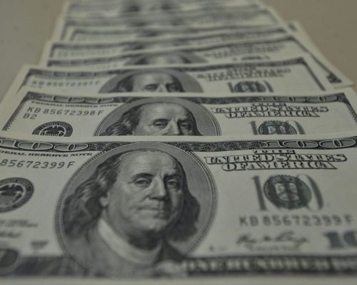 Dólar sobe e fecha a R$ 5,83 em dia de saída de Teich