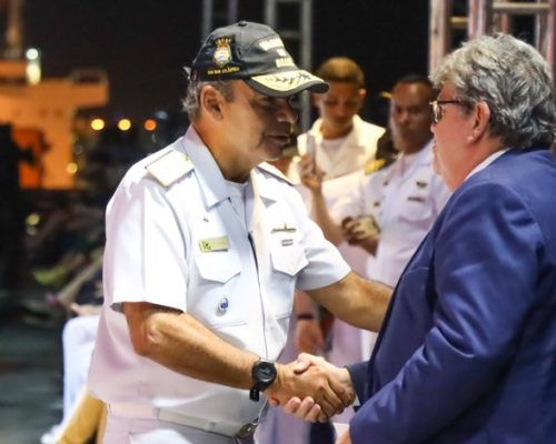 João Azevêdo visita navio Atlântico e destaca investimentos no Porto de Cabedelo