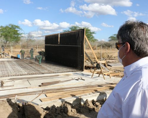 João Azevêdo faz visita técnica às obras de pavimentação do acesso ao distrito de Nazaré, em Pocinhos