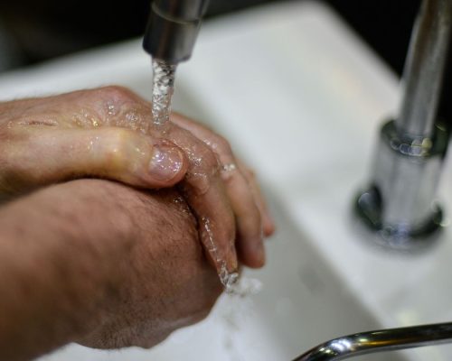 Pandemia reafirma importância de um ato simples: lavar as mãos