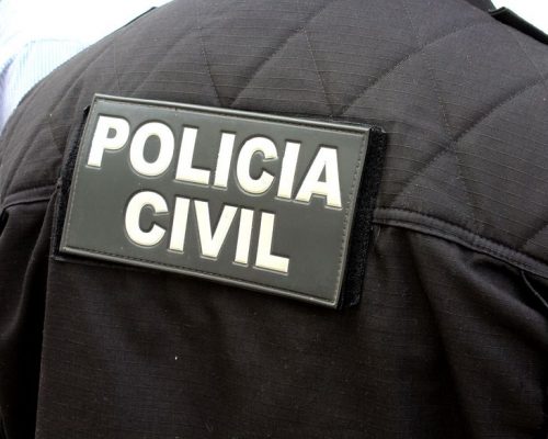 Polícia Civil encontra armas e drogas dentro de casa no Sertão do Estado